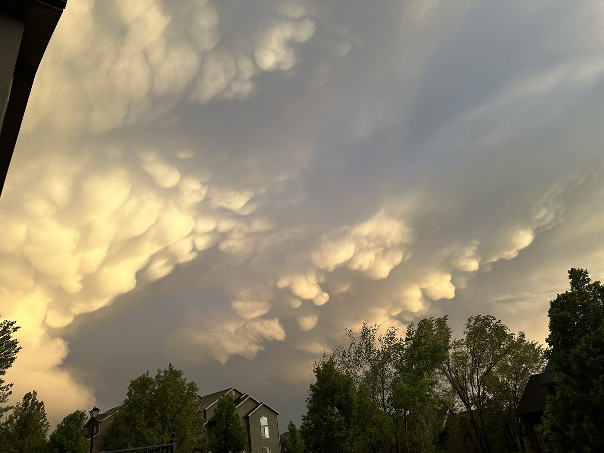 KPrattitude's tweet photo. Amazing mammatus clouds and a bonus rainbow over Cedar Hills tonight! #utwx is truly amazing sometimes @kslweather @KUTV2News https://t.co/24ix7tR91I