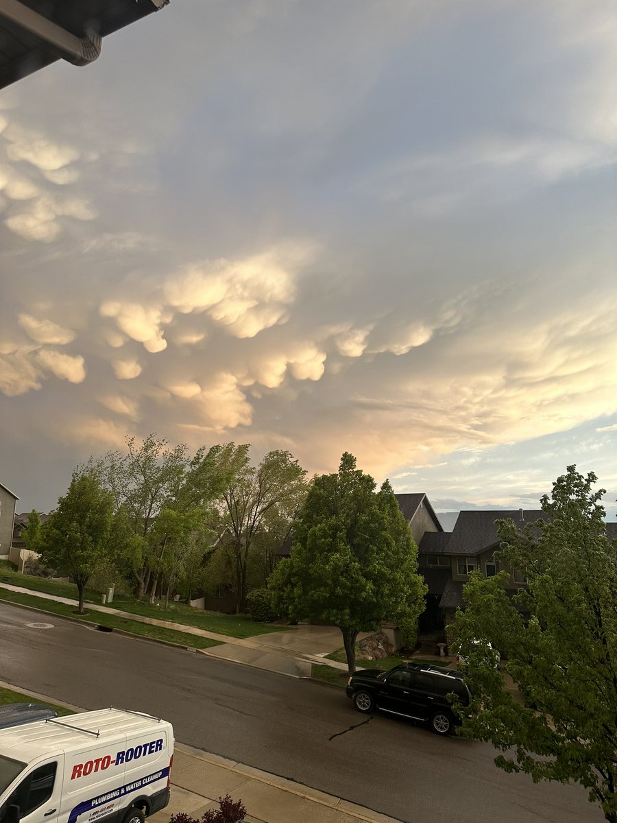KPrattitude's tweet photo. Amazing mammatus clouds and a bonus rainbow over Cedar Hills tonight! #utwx is truly amazing sometimes @kslweather @KUTV2News https://t.co/24ix7tR91I