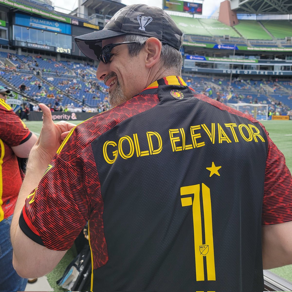 jonro's tweet photo. @ElevatorGold, keep up the pressure! False start just means you want it the most! #EternalGoldForeverGold #SoundersFC #Sounders #SoundersMatchday https://t.co/iIlRCNae6a