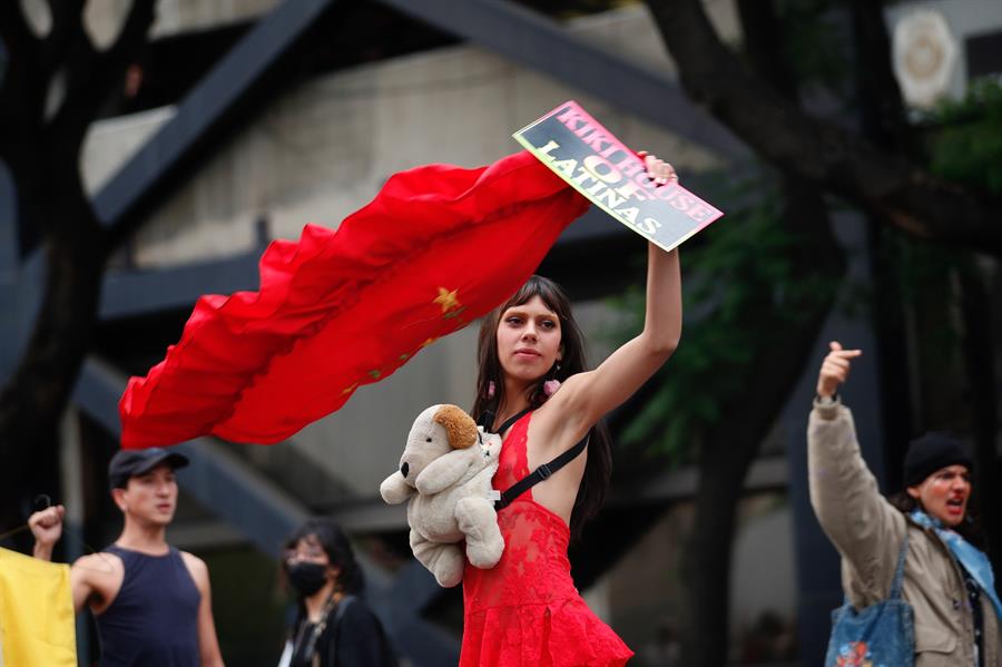 #UdeC   

Protestan mujeres trans en la CDMX para pedir un alto a la violencia en su contra

bit.ly/45eqzrg 

#México #MujeresTrans #protesta #Violencia #asesinatosdeodio #comunidadlgbt #Homofobia #transfobia