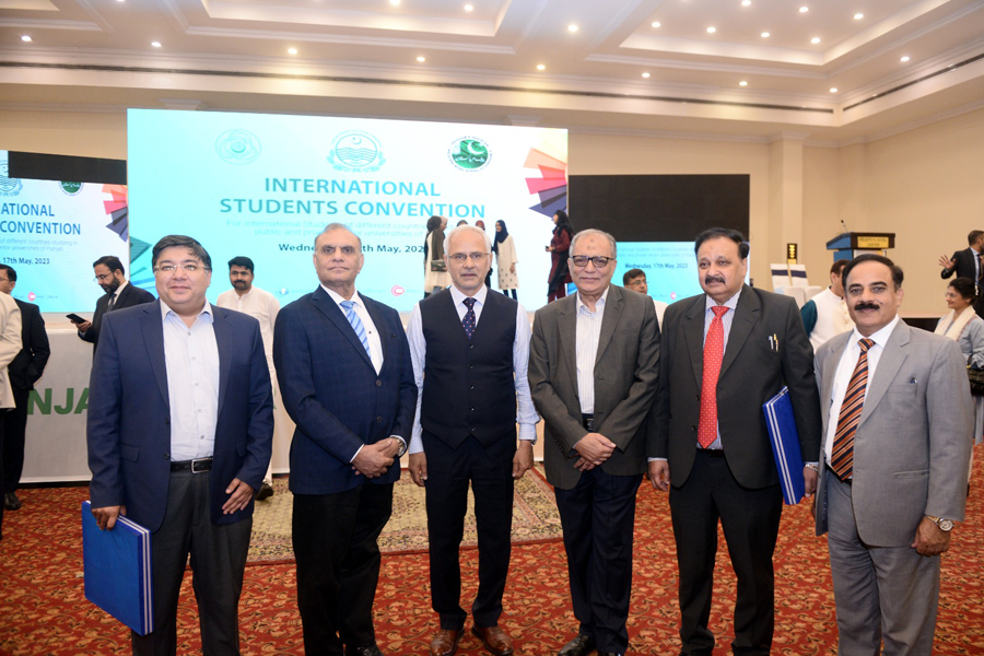 studyatgiu's tweet photo. Prof. Meritorious Dr. Muhammad Khaleeq ur Rehman, Rector, Participated &amp; Receiving the shield by Muhammad Baligh Ur Rehman Governor of Punjab on the occasion of the International Student's Convention organized by the Punjab Higher Education Commission Lahore.
#PHEC #Rectors https://t.co/orO86B2inN