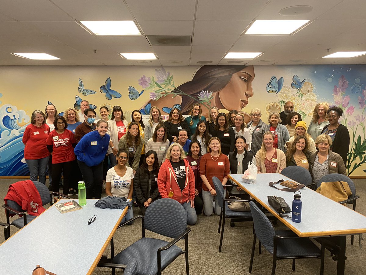 Yes! Incredible turnout for tonight’s LA South Bay local group meeting! We had even more folks join after our group photo. We almost ran out of chairs. Reach out to me or text READY to 644-33 to learn more about @momsdemand ! ❤️