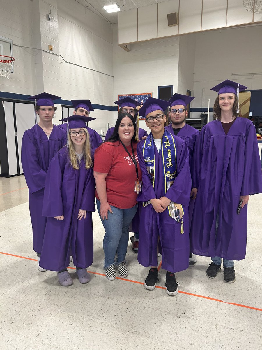 When we talk about the perks of being a teacher, this is what we mean.  My absolute favorite day of the year, with some of my absolute favorites.  Congratulations graduates. @BirchcrestTiger #bctigers #teambps #bpsne @BellevueSchools  #2023graduates #proudteacher