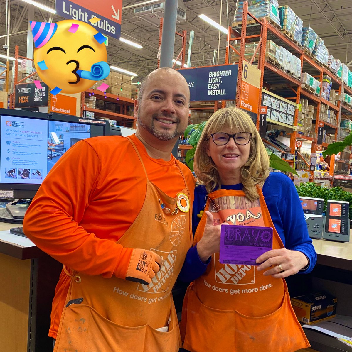 Love to see when we have peer to peer recognition!! 🙌🏽 Donna D31 thanking Edson D96 for always taking the time to help Service Desk whenever they need it!🥳