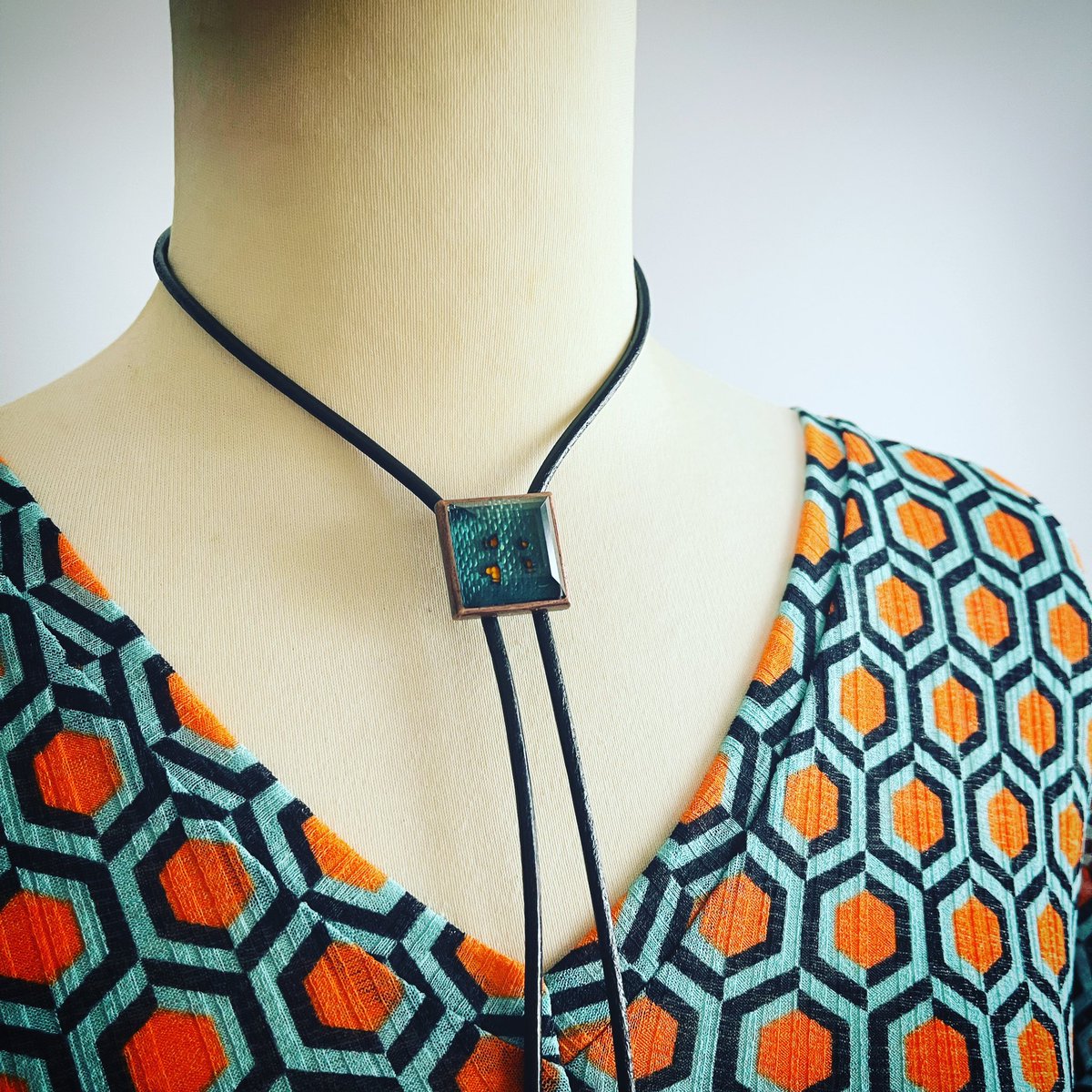 TAMARUSAN_en's tweet image. 【Restock Alert】
Green Leather Bolo Tie is back in stock! With its sleek and effortless design, it&apos;s the perfect accessory for any occasion. Get ready to make a fashion statement! 🍀✨
#GreenBoloTie #SimpleDesign #EasytoWear #FashionAlert #StylishMen #TrendingFashion