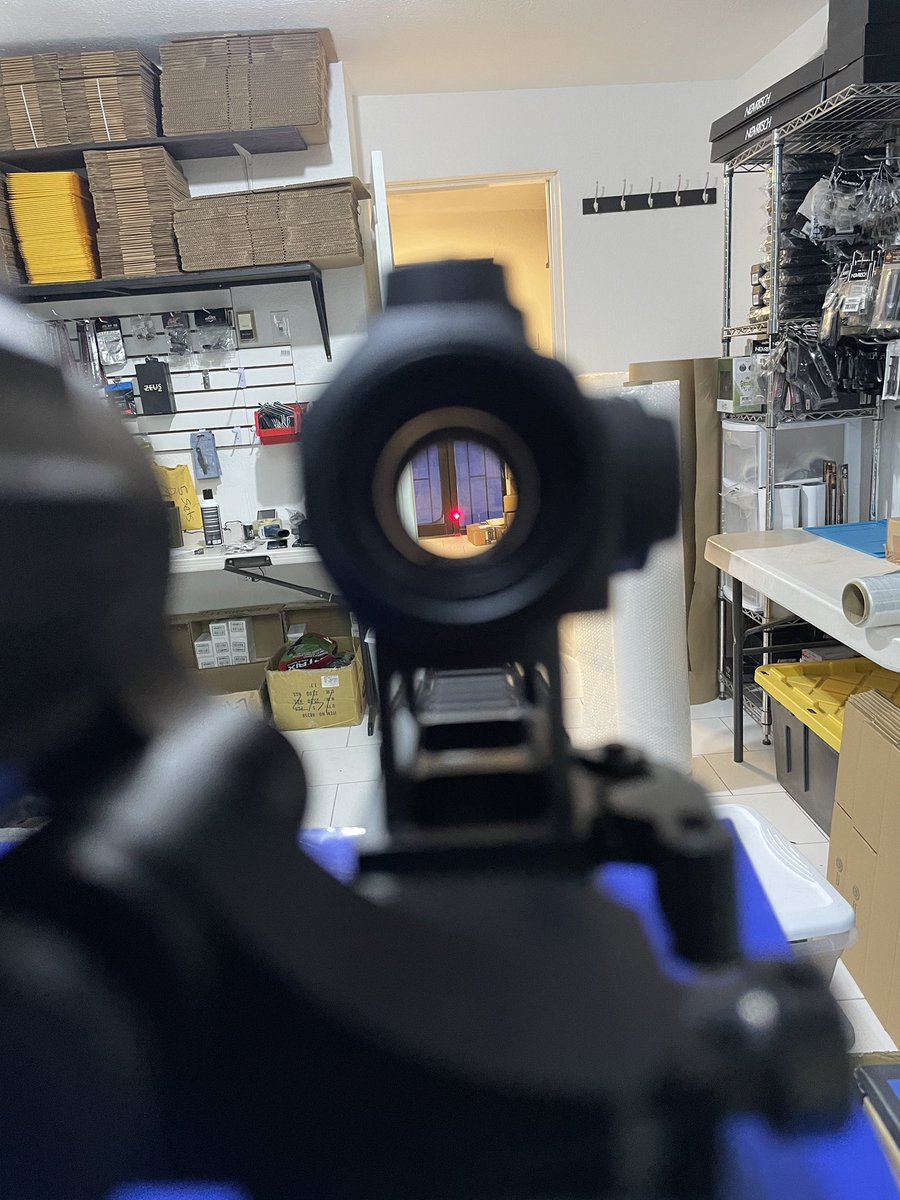 tactishopmx's tweet photo. La óptica funciona de manera misteriosa con un magnificador. Aunque no está alineado perfectamente, al ver apuntar con el magnificador se puede ver completo y funcional.
#airsoft #airsoftmx #airsoftmexico #tactishopmx https://t.co/u2e9wX6kVT