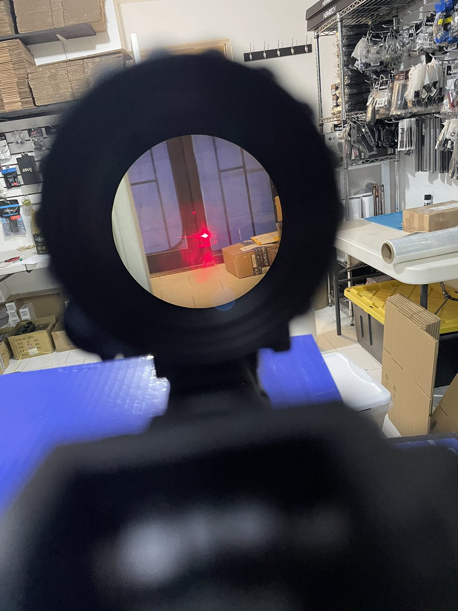 tactishopmx's tweet photo. La óptica funciona de manera misteriosa con un magnificador. Aunque no está alineado perfectamente, al ver apuntar con el magnificador se puede ver completo y funcional.
#airsoft #airsoftmx #airsoftmexico #tactishopmx https://t.co/u2e9wX6kVT