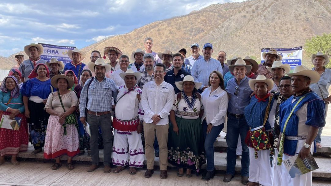 Ellos son productores Wixarikas de cacahuate en mesa del tirador Jalisco. Su alianza con SESAJAL y el apoyo de FIRA contribuyen a su progreso. Destaca su amor y respeto a la tierra. Orgánicos ya eran antes de que se etiquetara esa característica.