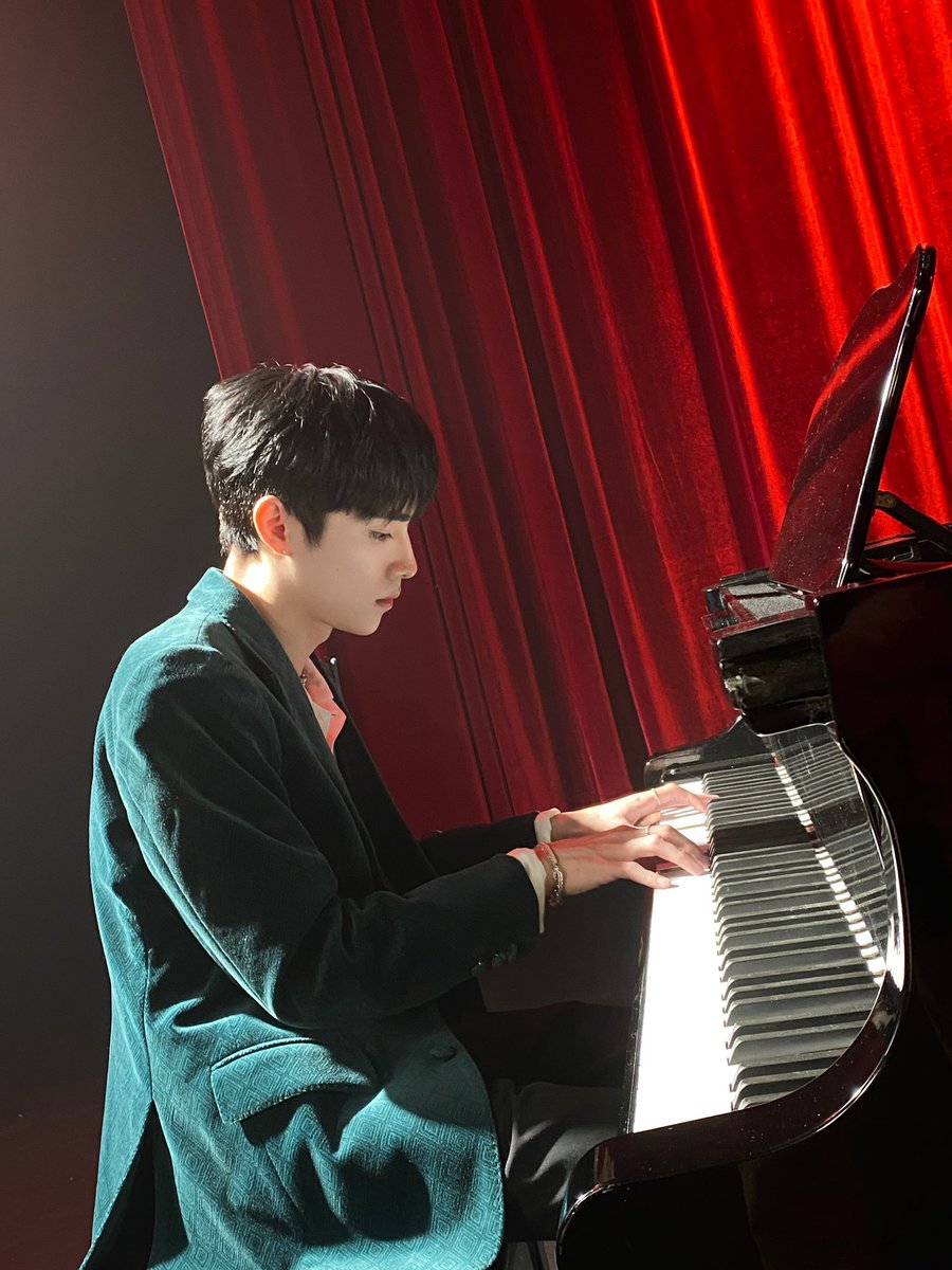 NCTsmtown's tweet image. No matter how much time passes, no matter how many hardships we need to go through, our love will never change💚

多少春秋风雨改，多少崎岖不变爱💚

#XIAOJUN #Cover 
#NCT #WayV
#情人 #Lover #Beyond