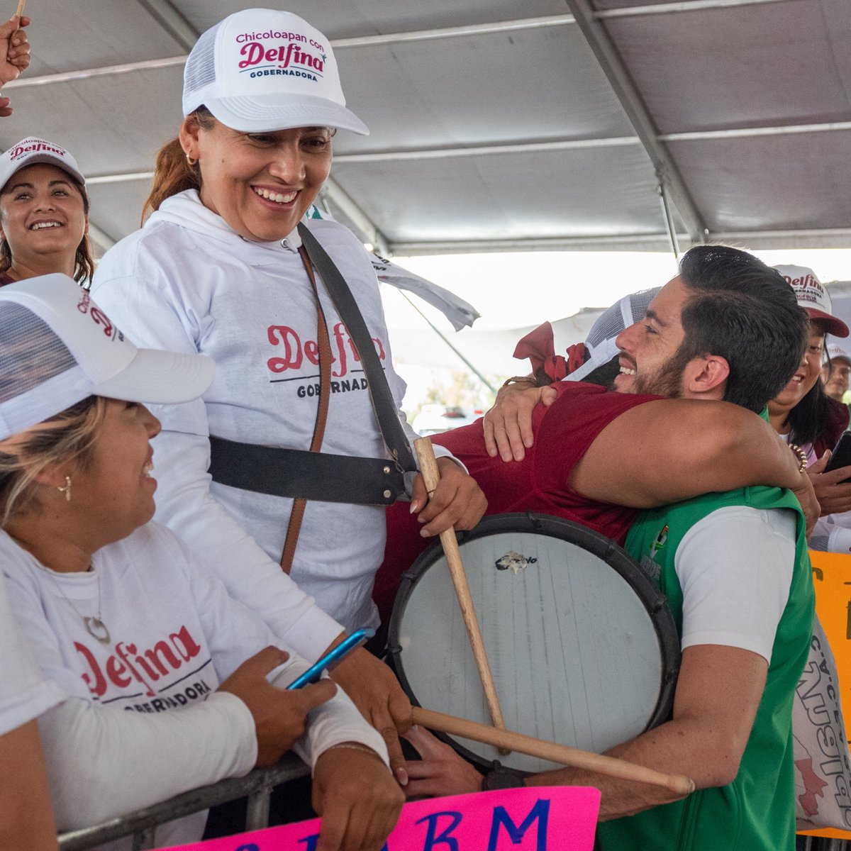 pepecouttolenc's tweet photo. Besos, abrazos y sonrisas son el motor que han construido esta campaña; todo ha sido una fiesta gracias a todos los que día con día trabajan por un cambio en el Estado de México https://t.co/m2MkWwf6xG