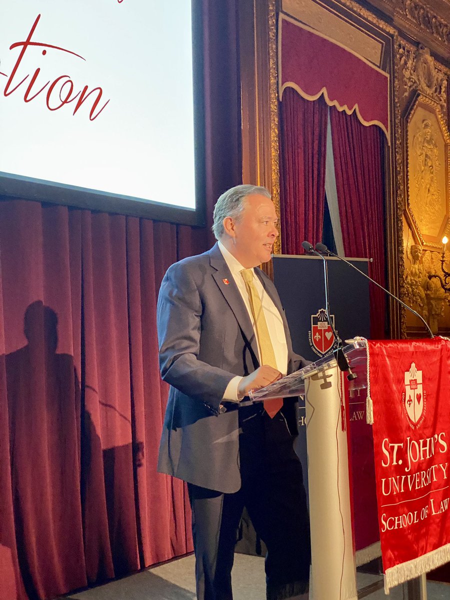 DeanMikeSimons's tweet photo. Congrats to the wonderful @StJohnsLaw students we celebrated tonight, along with honorees Samantha Alessi ‘11 (@EDNYnews) and Ed Kehoe ‘90 (@kslaw) at the annual @StJohnsLawRev alumni reception https://t.co/vdjUxwK5oF