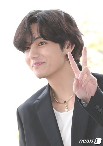 pannchoa's tweet photo. V seen with alleged couple necklace at the airport
https://t.co/H0TNYIEYtU https://t.co/wUDn2CrJHu