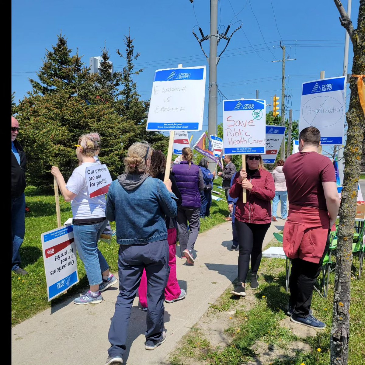 SimcoeCountyHC's tweet photo. Thank you for bringing attention to the citizen-run referendum on healthcare privatization. We love our RVH staff, lab and imaging technicians. Public healthcare does it more affordably, safely and quickly than for-profit clinics. #publichospitalvote #simcoecountyhealthcoalition https://t.co/uLoe0dZrs9