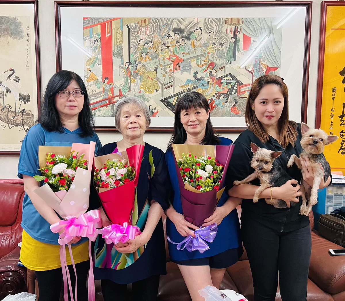 MrsChen30's tweet photo. Happy mothers day from mytaiwanfamily #Taiwan #MotherDay  #happywifehappylife https://t.co/vyWOojQAEA