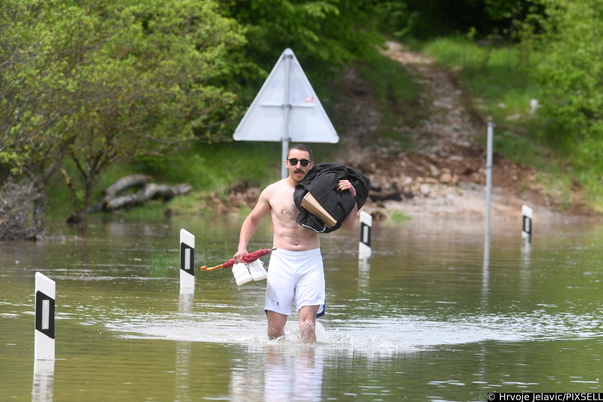 Dobro jutro / Good Morning / Guten Morgen 🥲

📸 Hrvoje Jelavić/PIXSELL
#goodmorning #morning #caosvima #jutro #dobrojutro #Travel  #PHOTOS #PhotographyIsArt #photoofthedays #croatia #poplava #floods