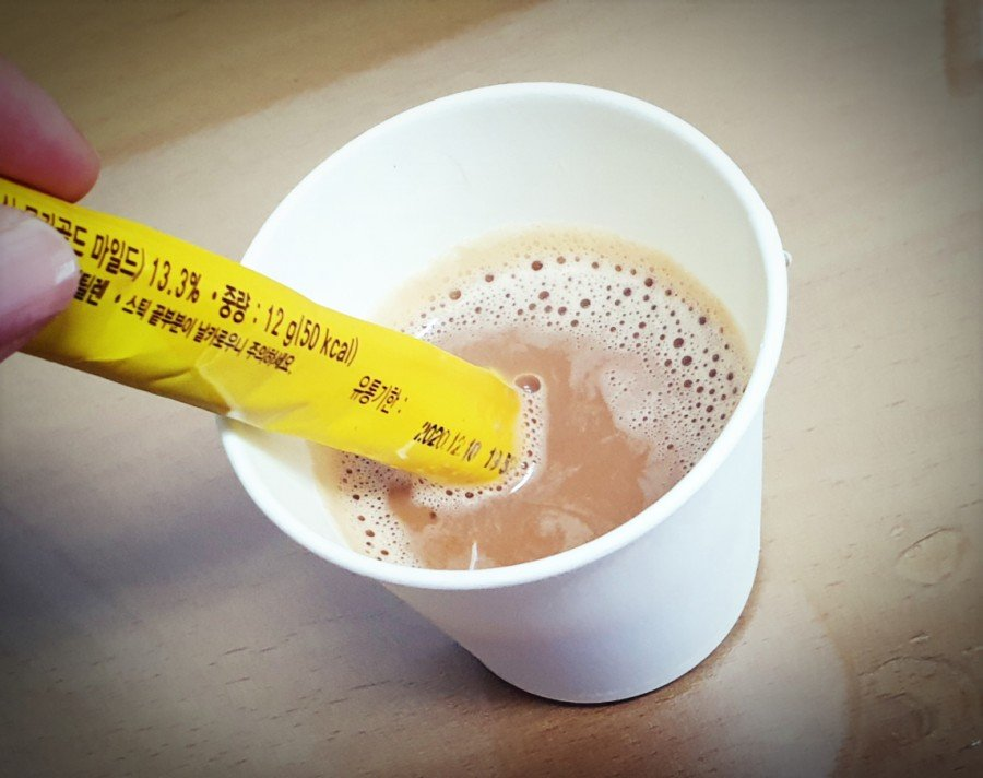 everie_days's tweet photo. ㅋㅋㅋ아침에 후배 주려고 빽다방 원조커피라는 걸 샀음.  근데 양이 너무 많대서 나도 좀 먹게 됐는데 몇 모금 먹으니까 정신이 반짝 들면서 너무 좋은거야. 와 이런 달달하고 진한 커피를 엄청 쪼끔씩만 팔면 너무 좋을텐데! 살도 안 찌고! 라고 생각했는데 방금 깨달았어.. 그게 커피믹스란걸 https://t.co/LwhieRPCAo