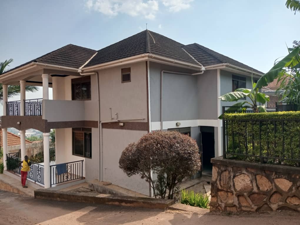 shukranproperty's tweet photo. BIG HOUSE FOR SALE IN SEGUKU (prayer mountain) WITH A CLEAR LAKE VIEW IN A FANTASTIC NEIGHBOURHOOD.
📌 #6bedrooms #6bathrooms, 2sitting rooms ,dining room,#3balconies, outside kitchen.
📌Seated on #22decimals private mailo land title @750m ugx.
call or what app 0706592177 https://t.co/zgAshbuvwW