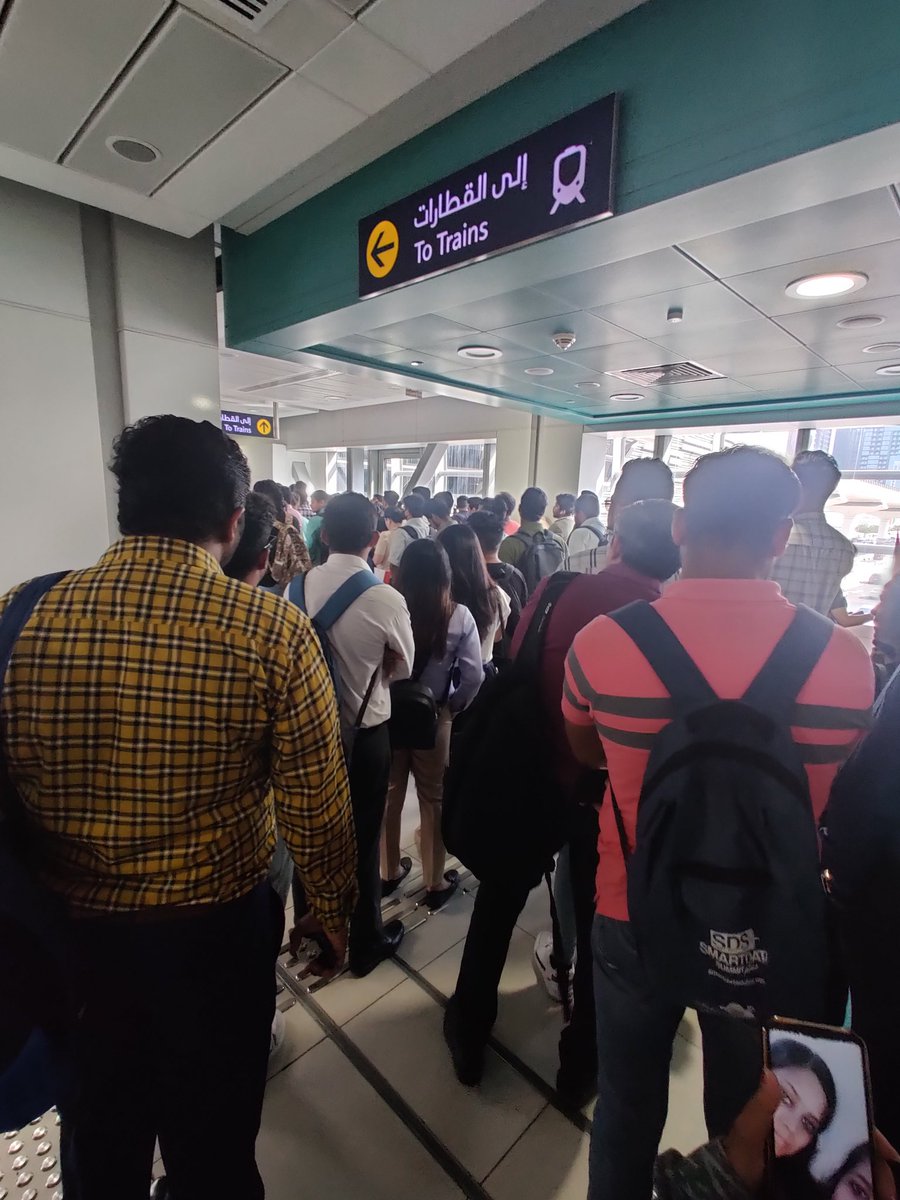 What's happening @rta_dubai @DubaiMetro - this is #ADCB metro station. Lines don't seem to be moving AT ALL. #Dubai #dubaimetro lines are reaching to the entrance of the station.