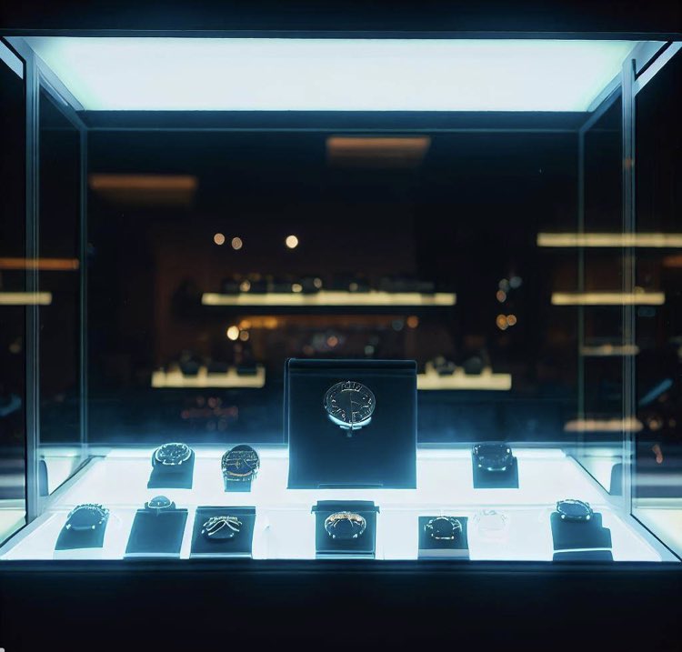 llc_alchemy's tweet image. Discover the fusion of elegance &amp;amp; tech at our illuminated luxury watch boutique 🕰✨ #TechTrendSetters brings you 4K visuals of timepieces where tradition meets innovation. Nightfall never looked so bright! 🔮🌙 #LuxuryWatches #WatchBoutique #NightView #LEDLights #LinkInBio
