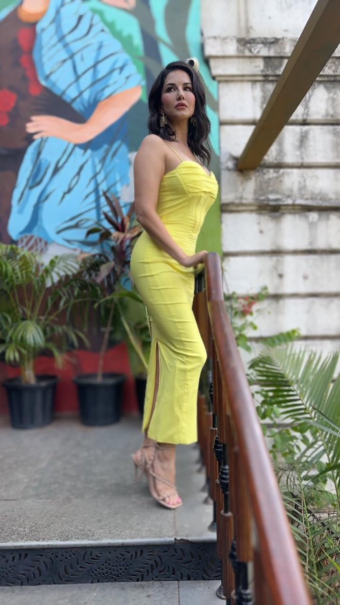 SunnyLeone's tweet photo. 💛
.
.
Makeup: @StarStruckbySL https://t.co/GCZ3yWGOHm