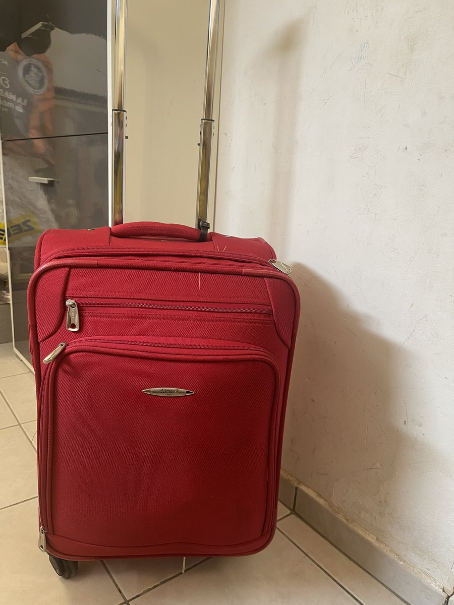 J’ai pris par erreur cette valise dans le Thalys Paris-Dortmunt . Tweeter aidez cette personne à retrouver sa valise 🙏 merci pour les retweets merci pour elle.
