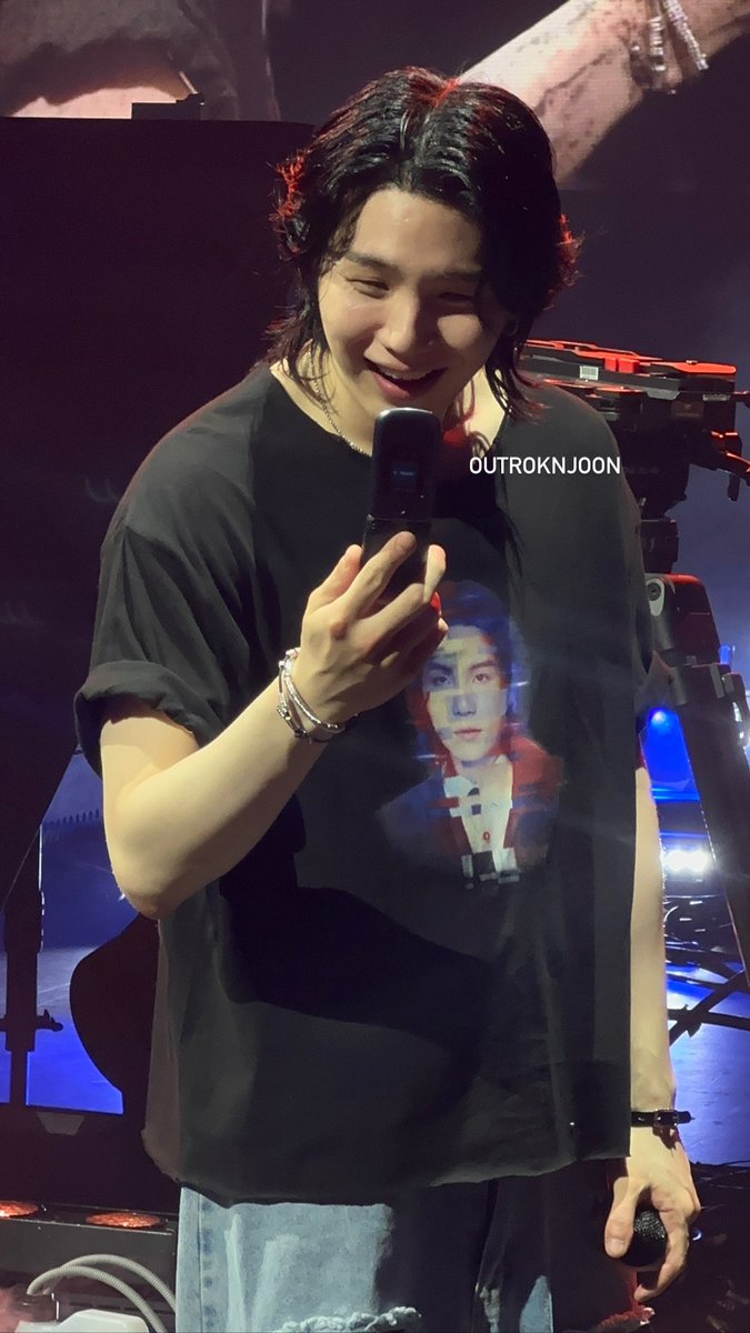 outroknjoon's tweet photo. HE WAS RIGHT NEXT TO ME PLEASE HES SÓ CUTEEHEHDDJJDDJD https://t.co/9Faqr0Y4OH
