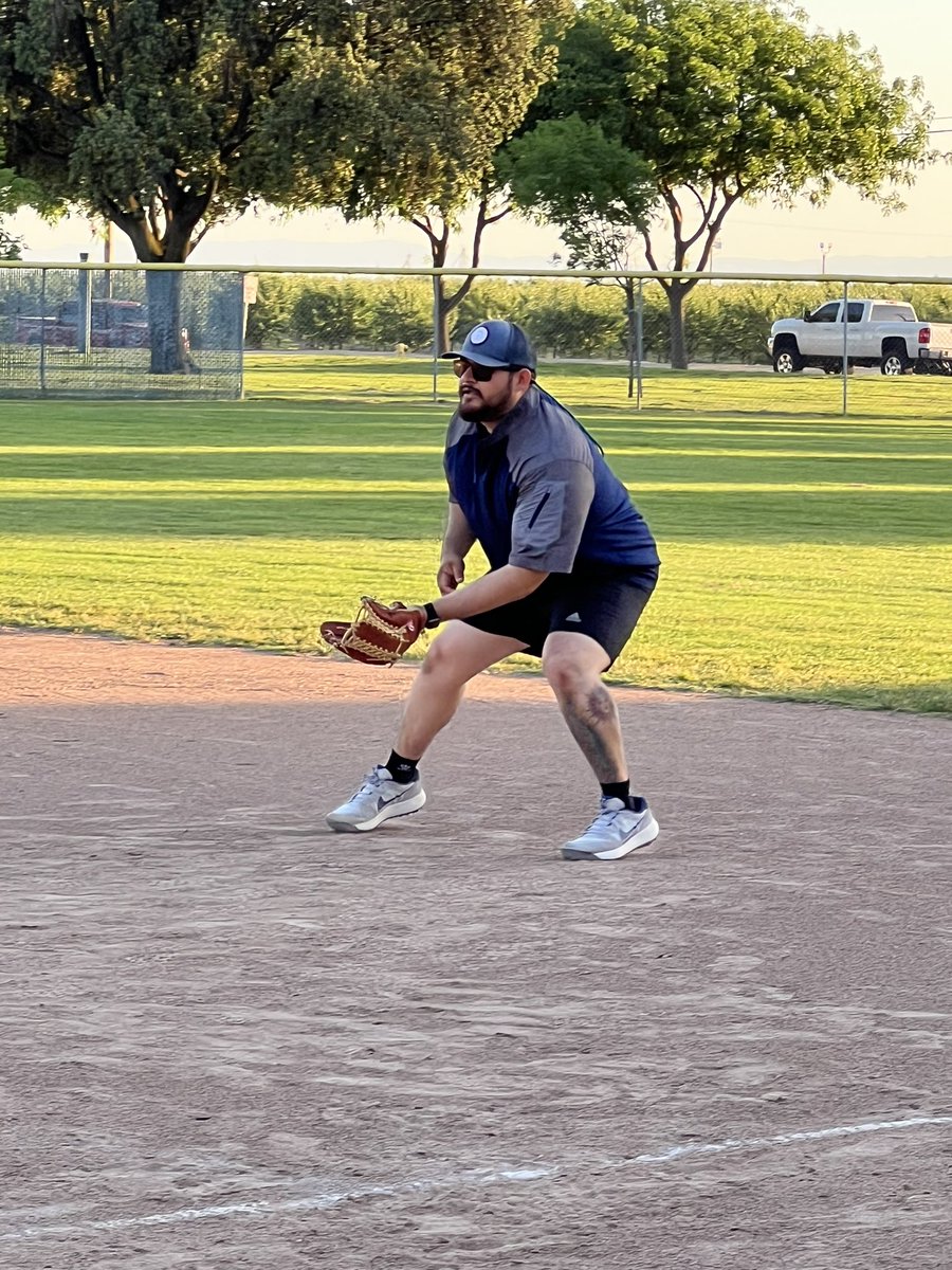 JAY15RIOS's tweet image. Daddy is back. 
0-3 with three pop ups. Softball is for the birds 🐦 
Heating up tho.