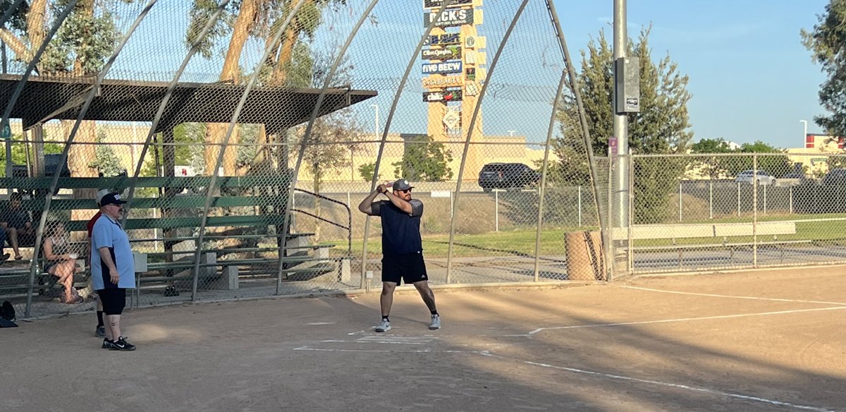 JAY15RIOS's tweet image. Daddy is back. 
0-3 with three pop ups. Softball is for the birds 🐦 
Heating up tho.