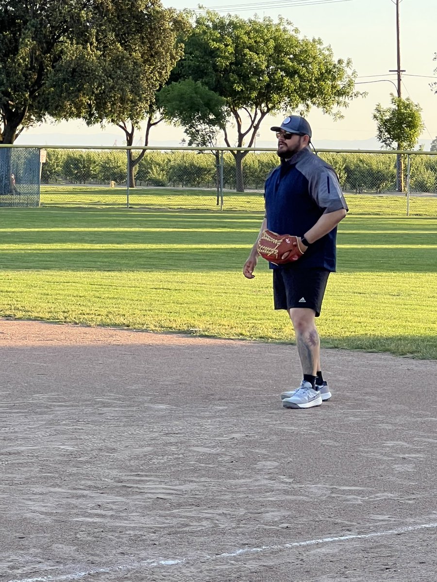 JAY15RIOS's tweet image. Daddy is back. 
0-3 with three pop ups. Softball is for the birds 🐦 
Heating up tho.