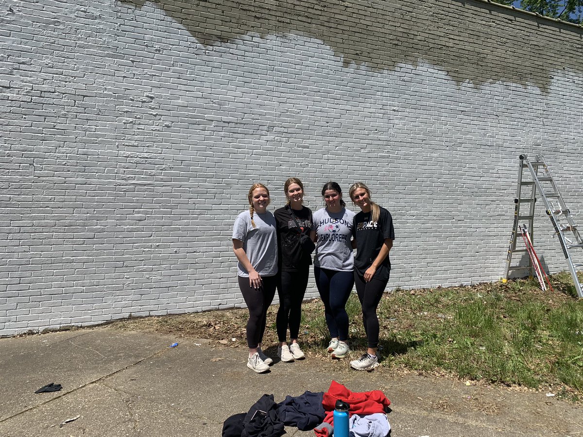 LearningHudson's tweet photo. We had a great day of service today working on a mural for North Hill. https://t.co/nRmMe25eXH