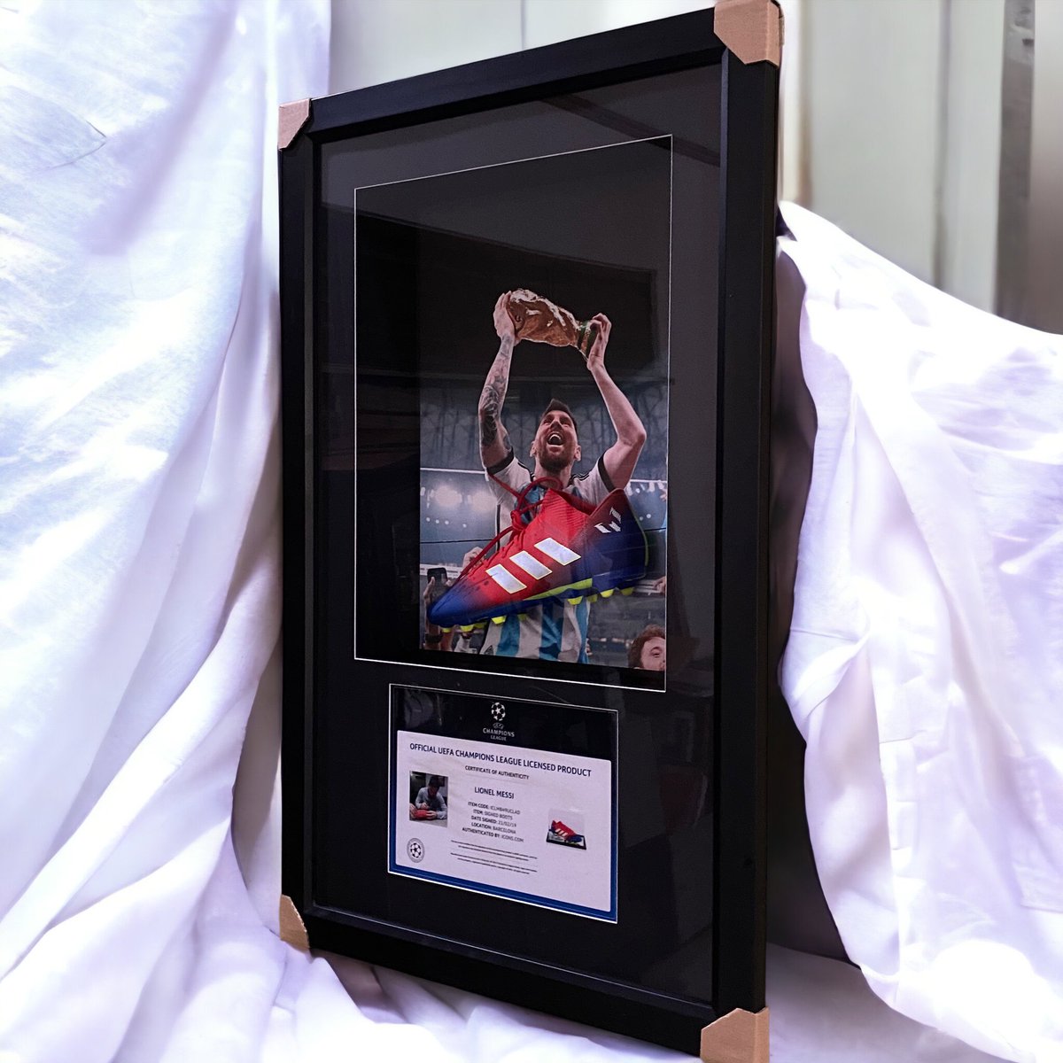 Follow on Instagram : @indonesiamemorabilia 

For Football memorabilia collections !