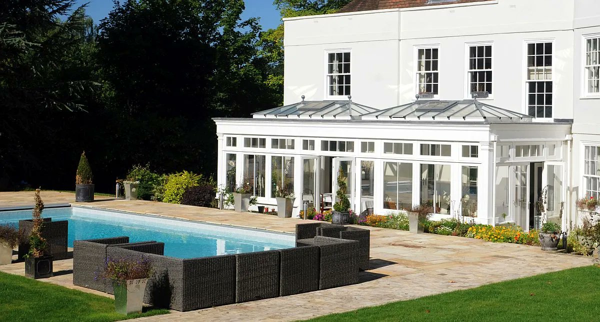 Pool house goals 💯

#Throwback: this twin lantern orangery we installed back in 2012 links this Surrey home to its stunning swimming pool 🏡

#TBT #swimmingpool #pool #poolhouse