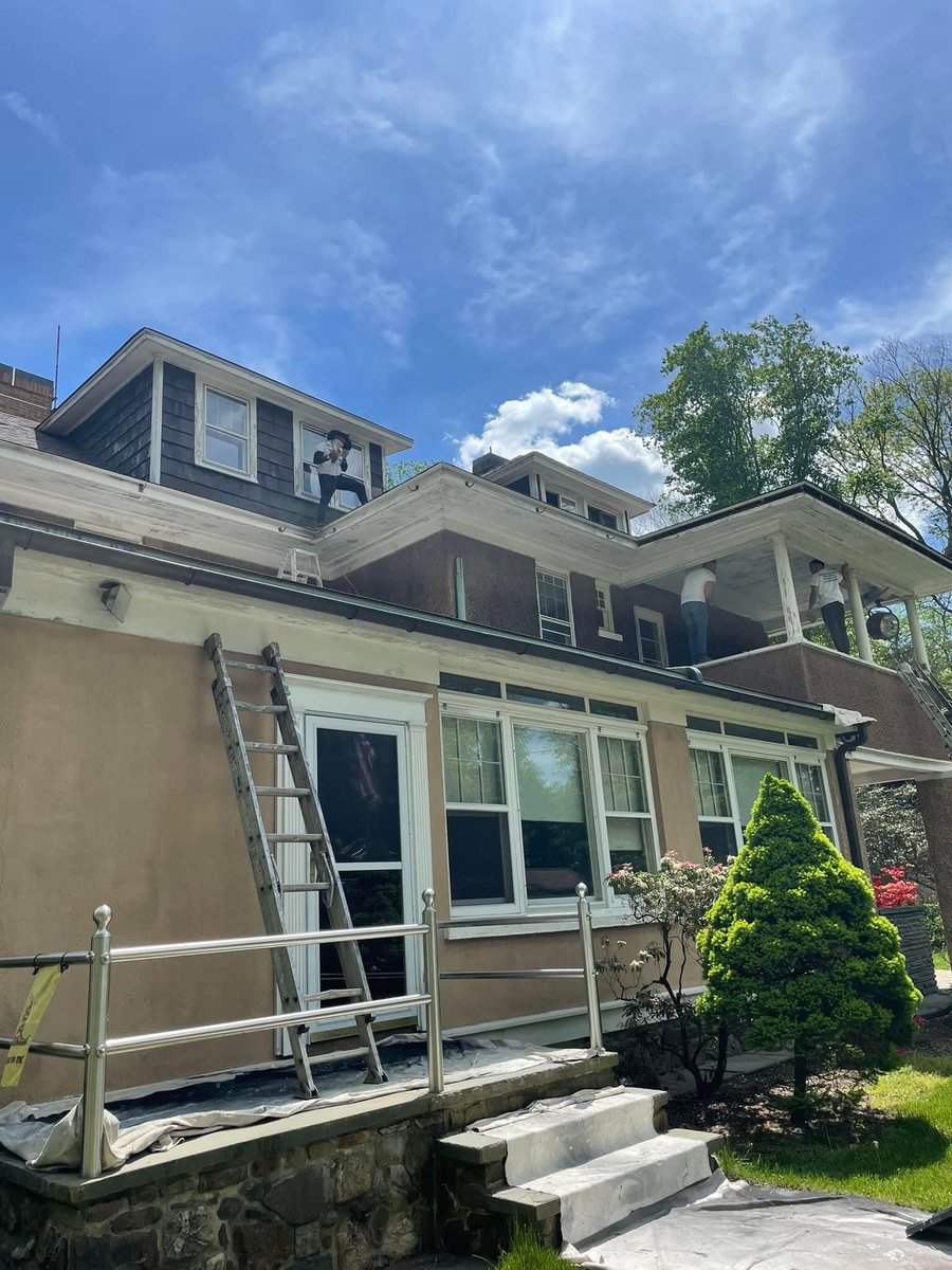 👀Take a look at Mountainside‼️ Before/After One of the most oldest homes/largest property in Mountainside 👉🏼The Picut Family Request was to sand/oil prime and paint all the white After 3 full boxes of caulk 8 primers and 12 gallons of @Benjamin_Moore Soft gloss white.