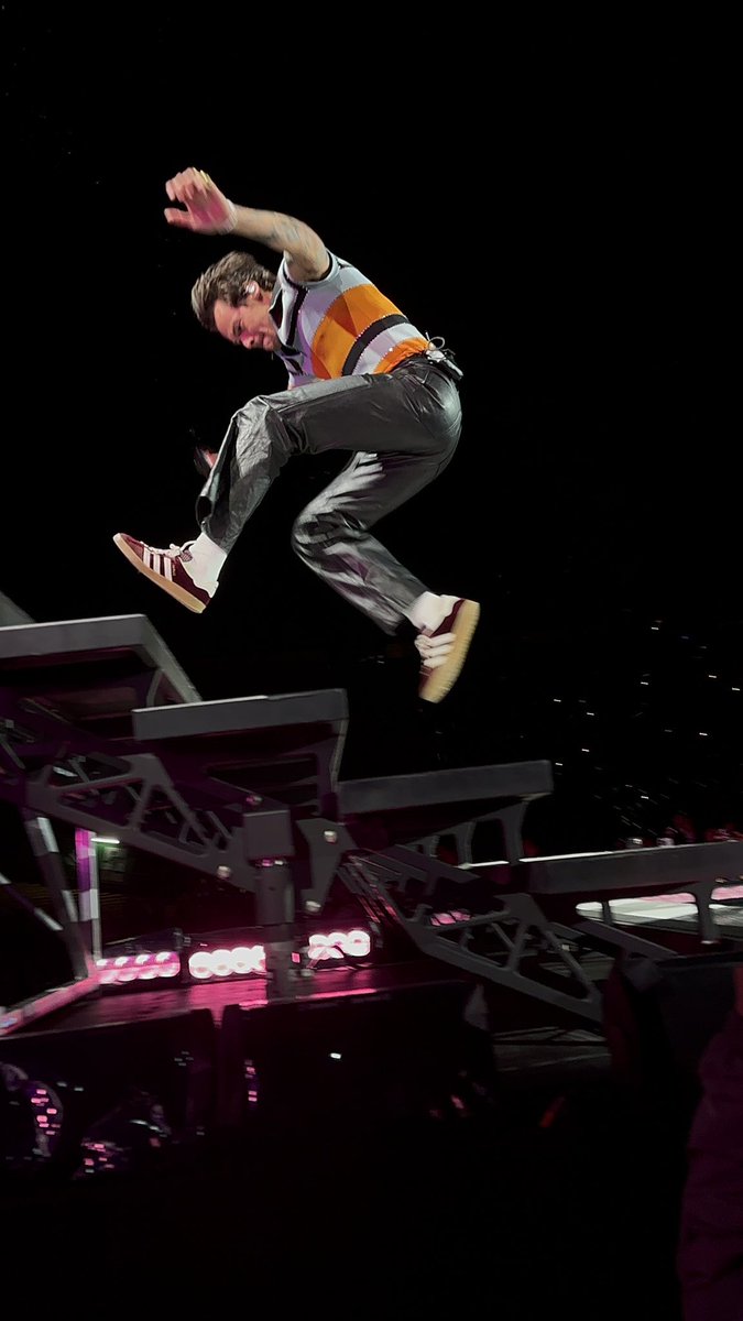 HLupdates's tweet photo. #New | Harry doing parkour in Munich last night! (5.17.23) #LoveOnTourMunich 

©️LenzeSarah https://t.co/ccJxdjZmPD