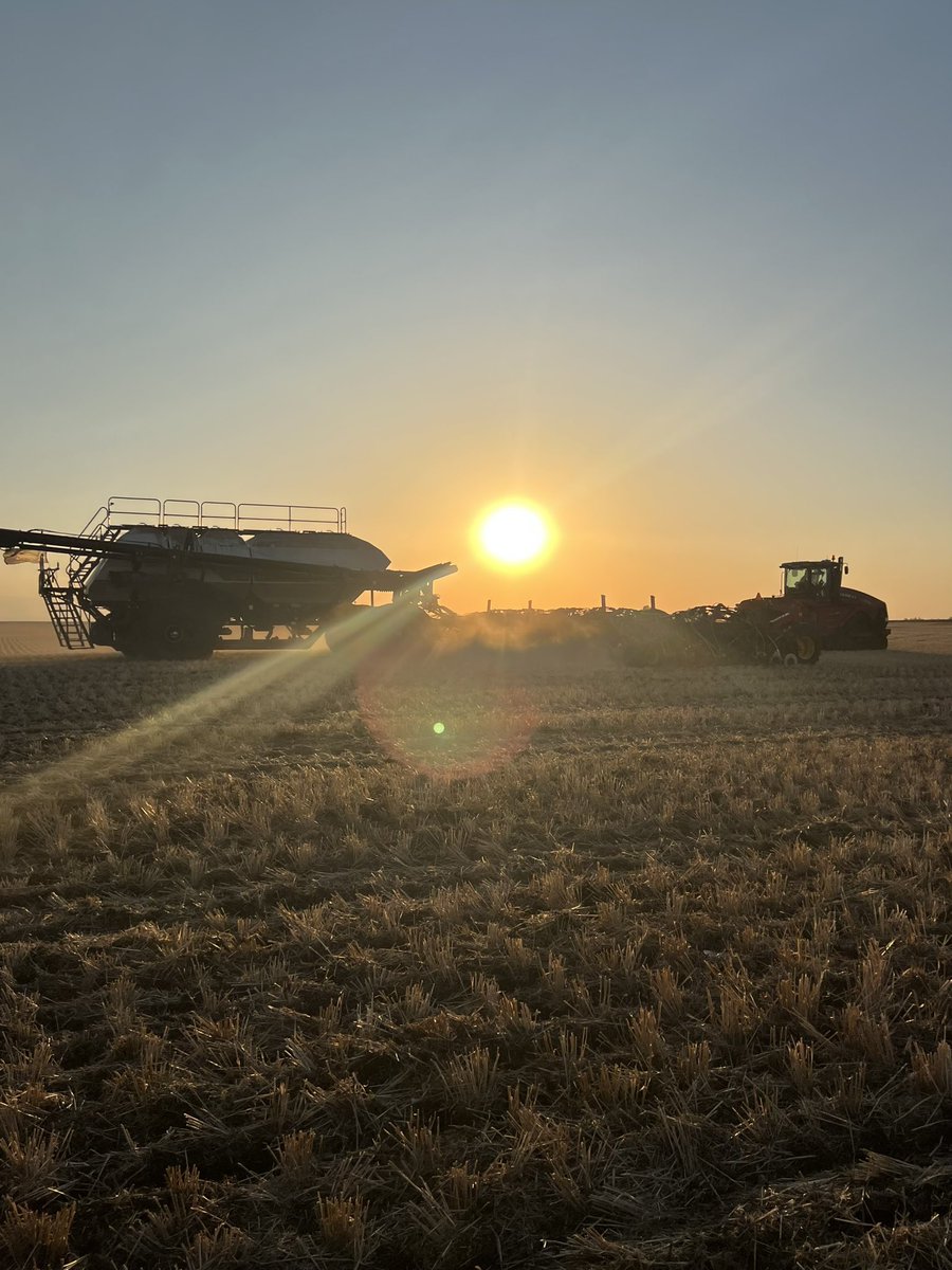 Was able to snap this gem of last night’s sunset before <a href="/growharder/">Trevor Scherman</a> wrapped up our last half today! #plantED23 #msh