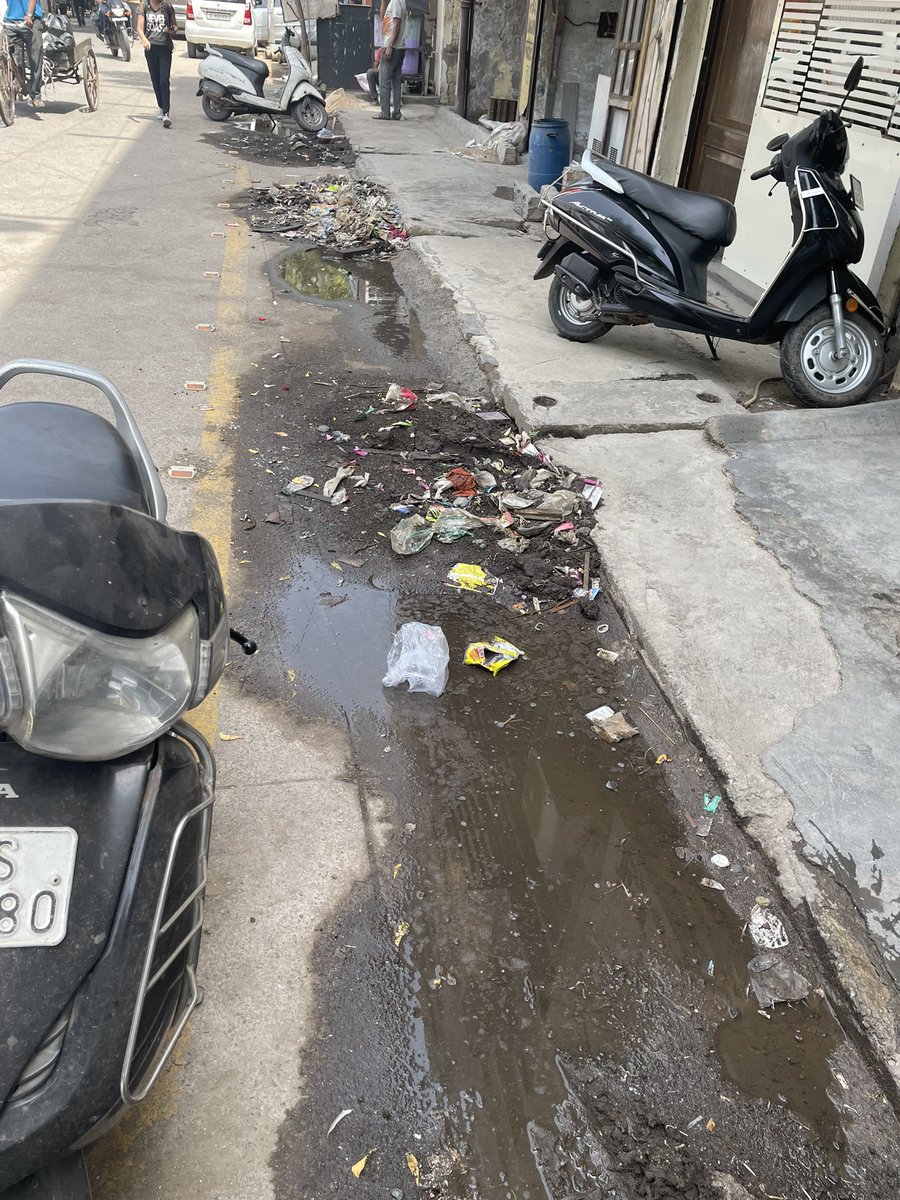 CastonCAS's tweet photo. @DSIIDC95981579 @MDDSIIDC Garbage dump lying on DLF Industrial Area Moti Nagar lane since past 7 days. All litter is spreading across the area through foot steps and car tyres. It dried and again got wet in rain. https://t.co/86uFa5NCkt