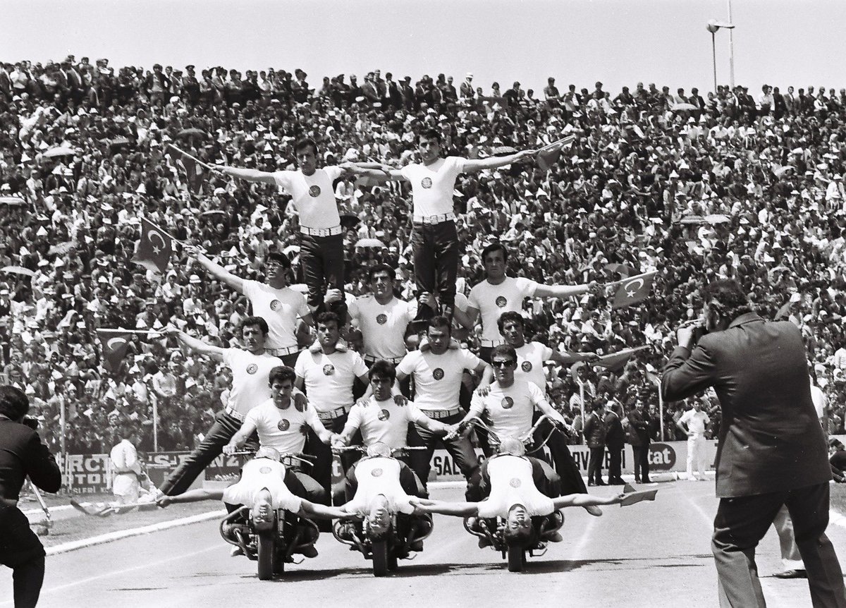 Polislerimiz, 19 Mayıs Atatürk'ü Anma, Gençlik ve Spor Bayramı'nı vatandaşlarımızla birlikte coşkuyla kutlarken... 🗓️1973 #tbt #TarihtePolis