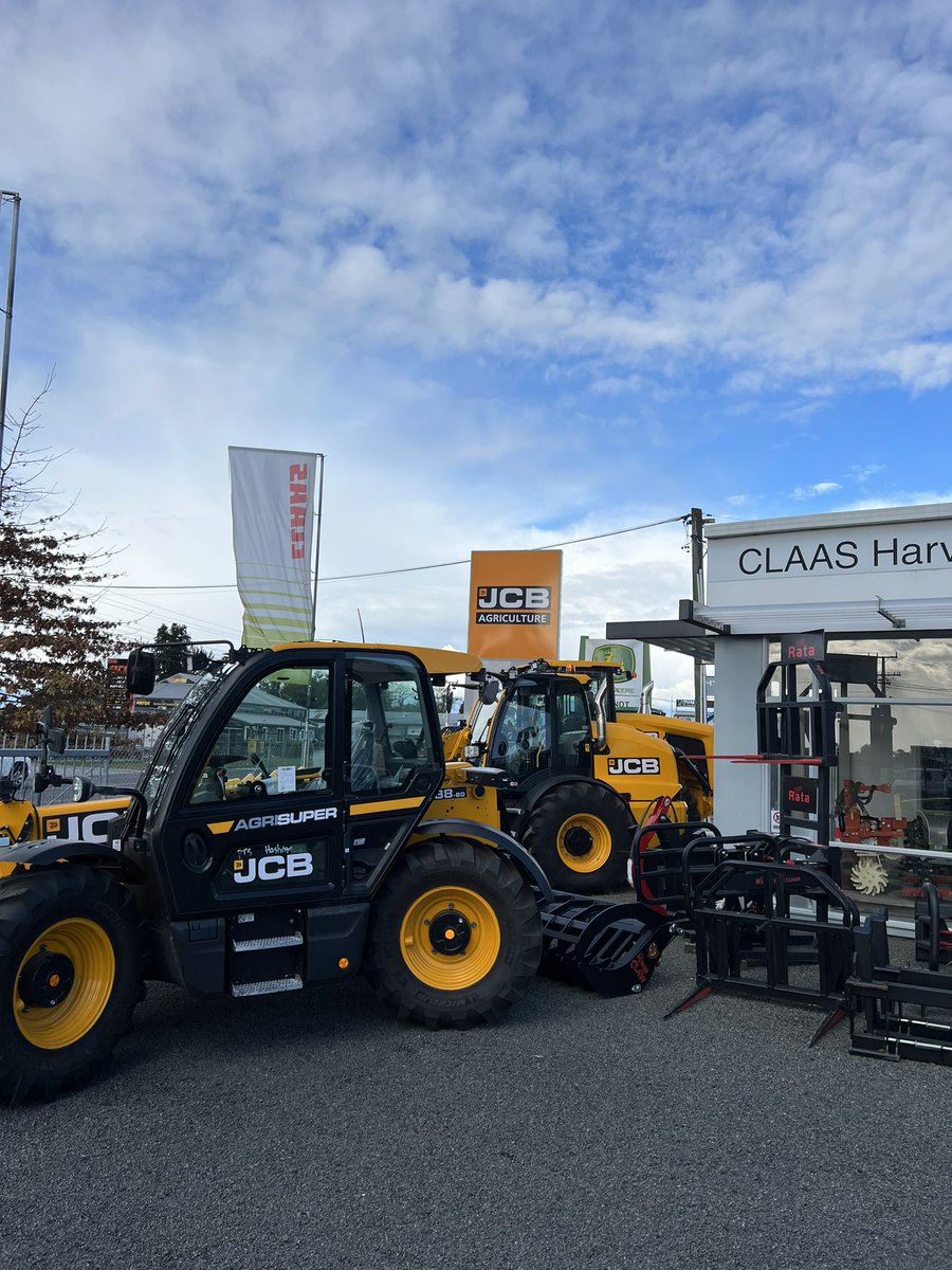 JohnDPlummer's tweet image. Brilliant couple of days visiting the @JCBagriculture dealer team in New Zealand, now back to Melbourne #ExportingIsGreat #JCB