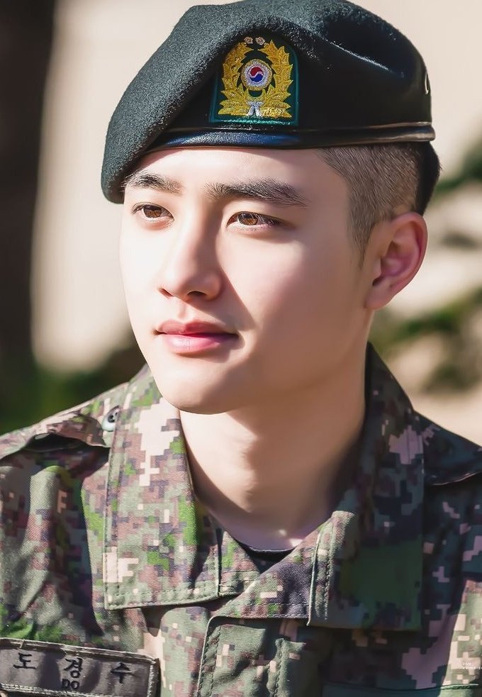 dohfree's tweet image. Lol the number of Kyungsoo in military uniform, because same😌✋️