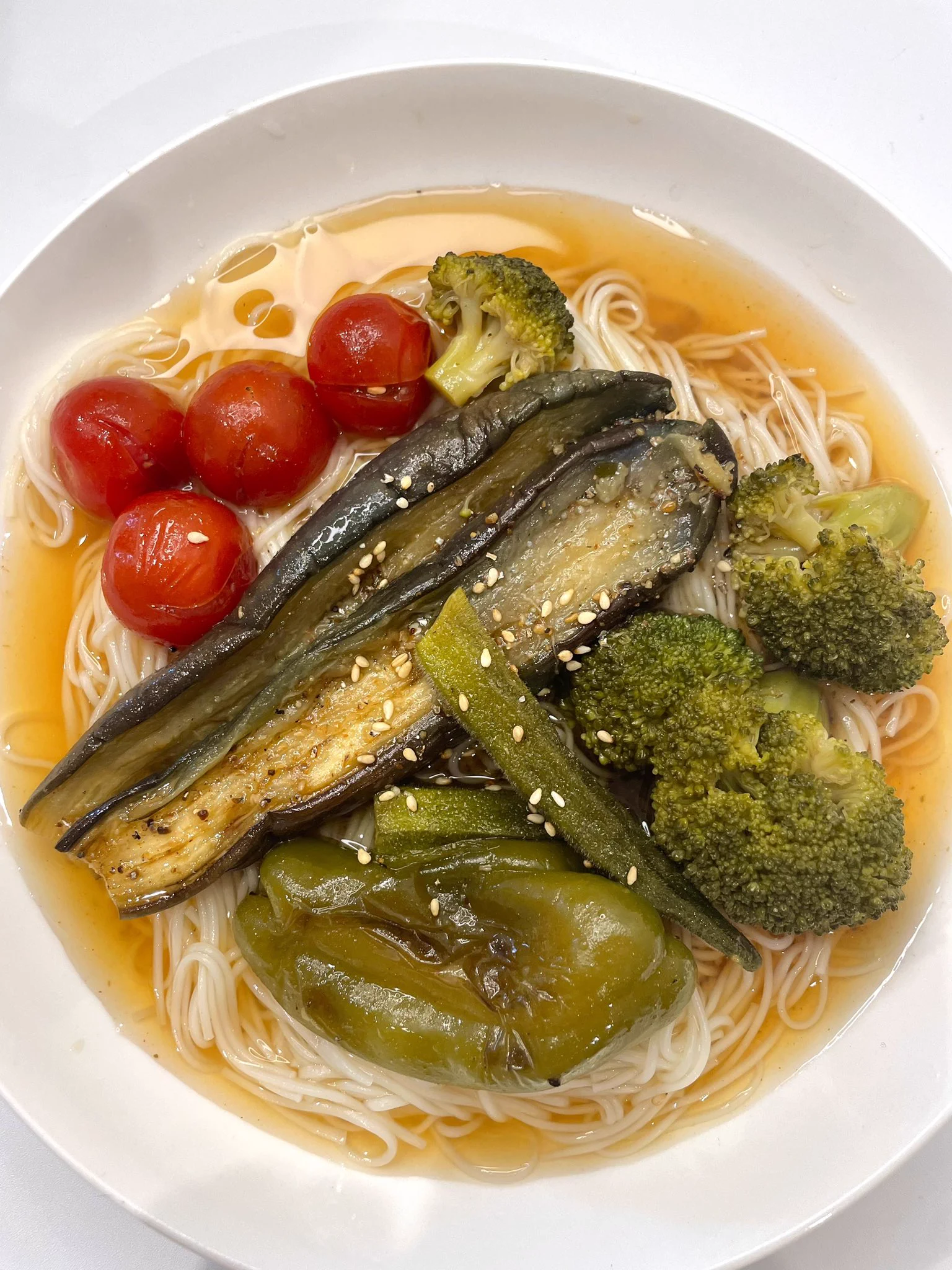 これはもはや飲み物。夏野菜をごま油で焼いてめんつゆ、酢、出汁に漬けたやつをそうめんの上にぶっかけて食べると旨過ぎて飛べます。