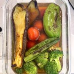 これはもはや飲み物。夏野菜をごま油で焼いてめんつゆ、酢、出汁に漬けたやつをそうめんの上にぶっかけて食べると旨過ぎて飛べます。