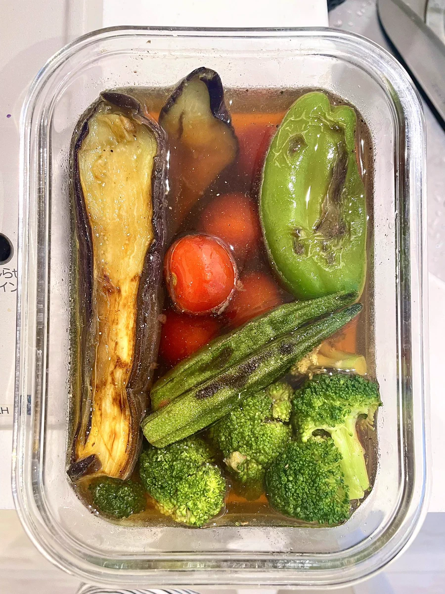 これはもはや飲み物。夏野菜をごま油で焼いてめんつゆ、酢、出汁に漬けたやつをそうめんの上にぶっかけて食べると旨過ぎて飛べます。
