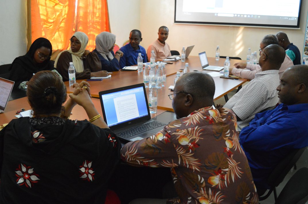 amgcomores's tweet photo. 📌𝗣𝗹𝗮𝘁𝗲𝗳𝗼𝗿𝗺𝗲 𝘁𝗲𝗰𝗵𝗻𝗶𝗾𝘂𝗲 𝗖𝗡𝗦𝗣𝗦-𝗙𝗘𝗡𝗔𝗠𝗨𝗦𝗔𝗖-𝗣𝗔𝗔𝗠𝗚 Echanges autour de la délégation de certaines sous-fonctions de la fonction "achat de soins"
➡️Repartition des rôles entre #CNSPS et #Fédé_Mutuelles (FENAMUSAC) pr la fonction "achat des soins" https://t.co/85xAk0Ibhy