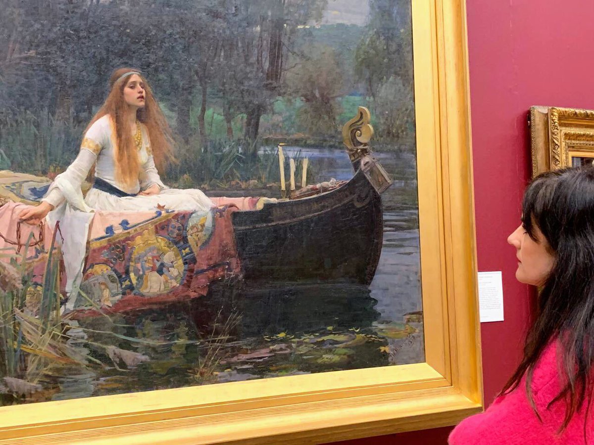 Hoy es el #Diainternacionaldelosmuseos y os dejo una de mis fotos favoritas con uno de mis cuadros favoritos #tatebritain #johnwilliamwaterhouse #damadeshallot