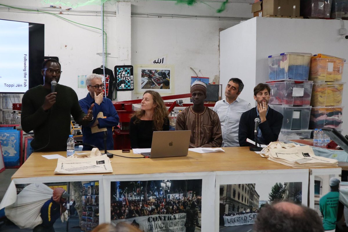 IRLlull_Berlin's tweet photo. Auf der Architekturbiennale in Venedig wurde heute die Ausstellung Following the Fish vorgestellt. Das Projekt reflektiert Stadtplanung, Arbeits- und Wohnräume aus der Perspektive von afrikanischen Migranten in Katalonien.
🏛️ 20.05.-26.11.23 - Venedig
https://t.co/EJndBnaV49 https://t.co/tt7mK0CnVL