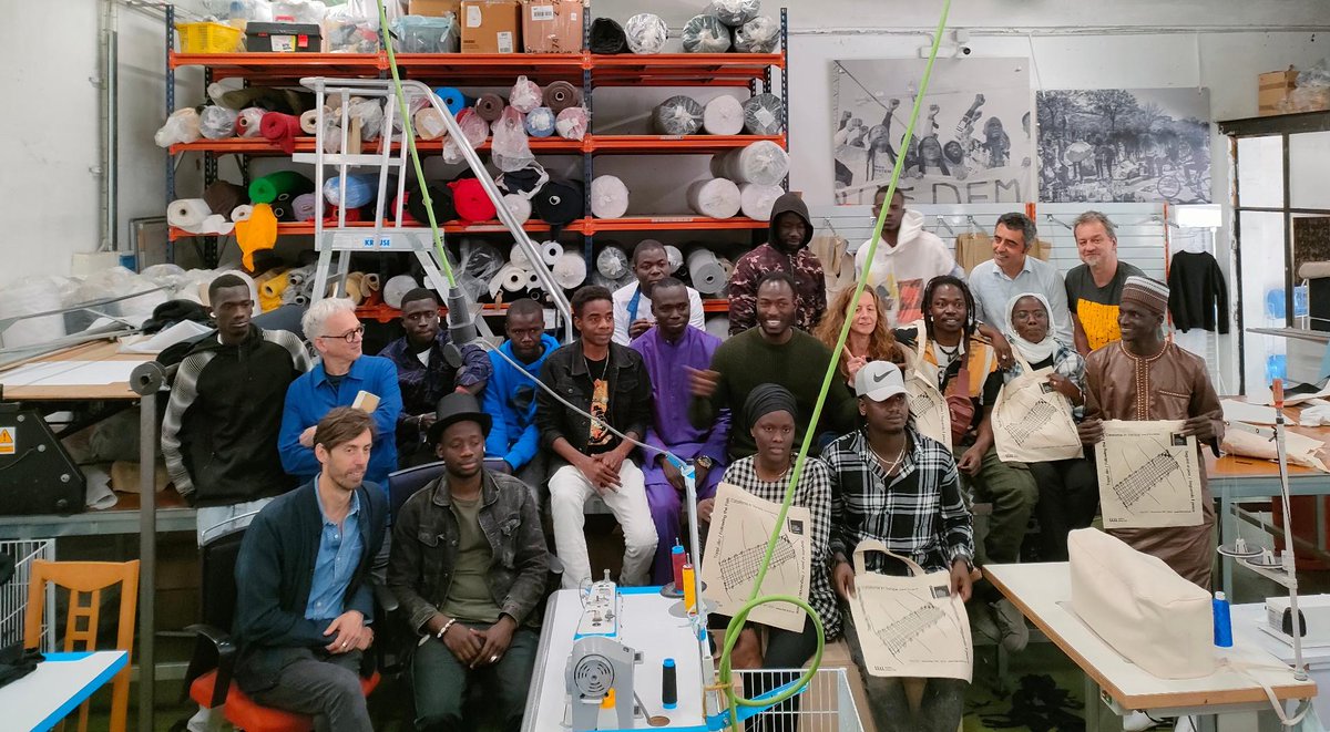 IRLlull_Berlin's tweet photo. Auf der Architekturbiennale in Venedig wurde heute die Ausstellung Following the Fish vorgestellt. Das Projekt reflektiert Stadtplanung, Arbeits- und Wohnräume aus der Perspektive von afrikanischen Migranten in Katalonien.
🏛️ 20.05.-26.11.23 - Venedig
https://t.co/EJndBnaV49 https://t.co/tt7mK0CnVL