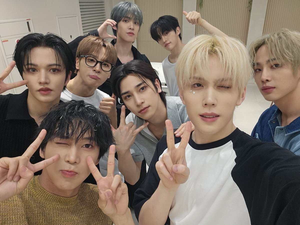 [📸]
230518 Mnet 엠카운트다운

세상에서 제일 멋진 우리 엘스~!
오늘도 가득찬 에너지 고마워요💙
퇴근길 룩으로 한 컷😘

#BAE173 #비에이이173
#GT