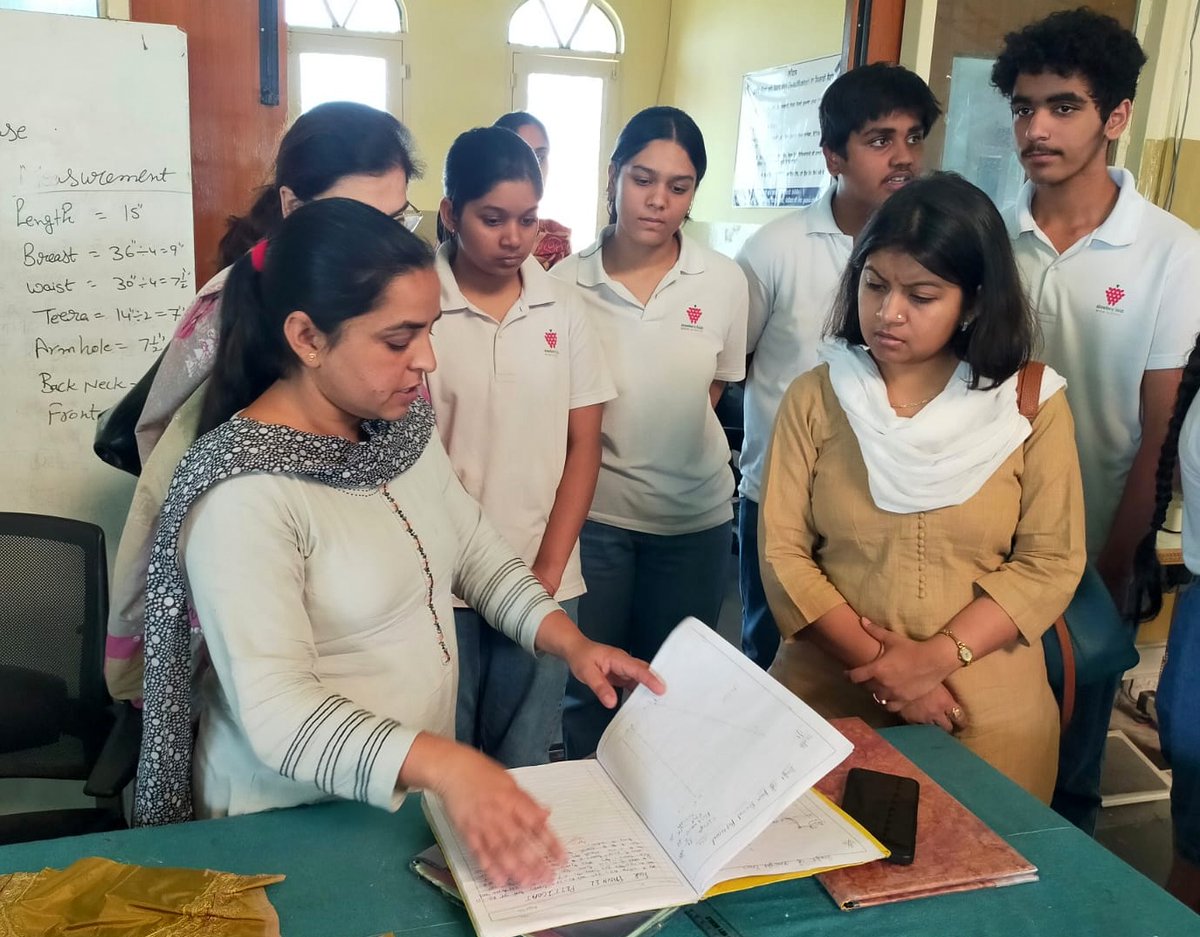 6 students of 9th class from Strawberry Field High School, Chandigarh visited @MBCT_Trust. They took a tour of Community Centre, interacted with trainees. The students did orientation session with 30 Phulkari artisans under the project “KALA” supported by Oxfam India.