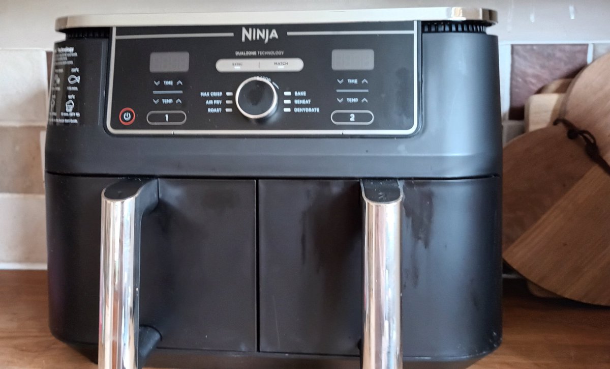 karenclarke123's tweet photo. Given in to the air-fryer hype and am not disappointed so far 😁🥞🍗
#airfryer #chipswitheverything #lovecooking https://t.co/i5P0K1sZhm