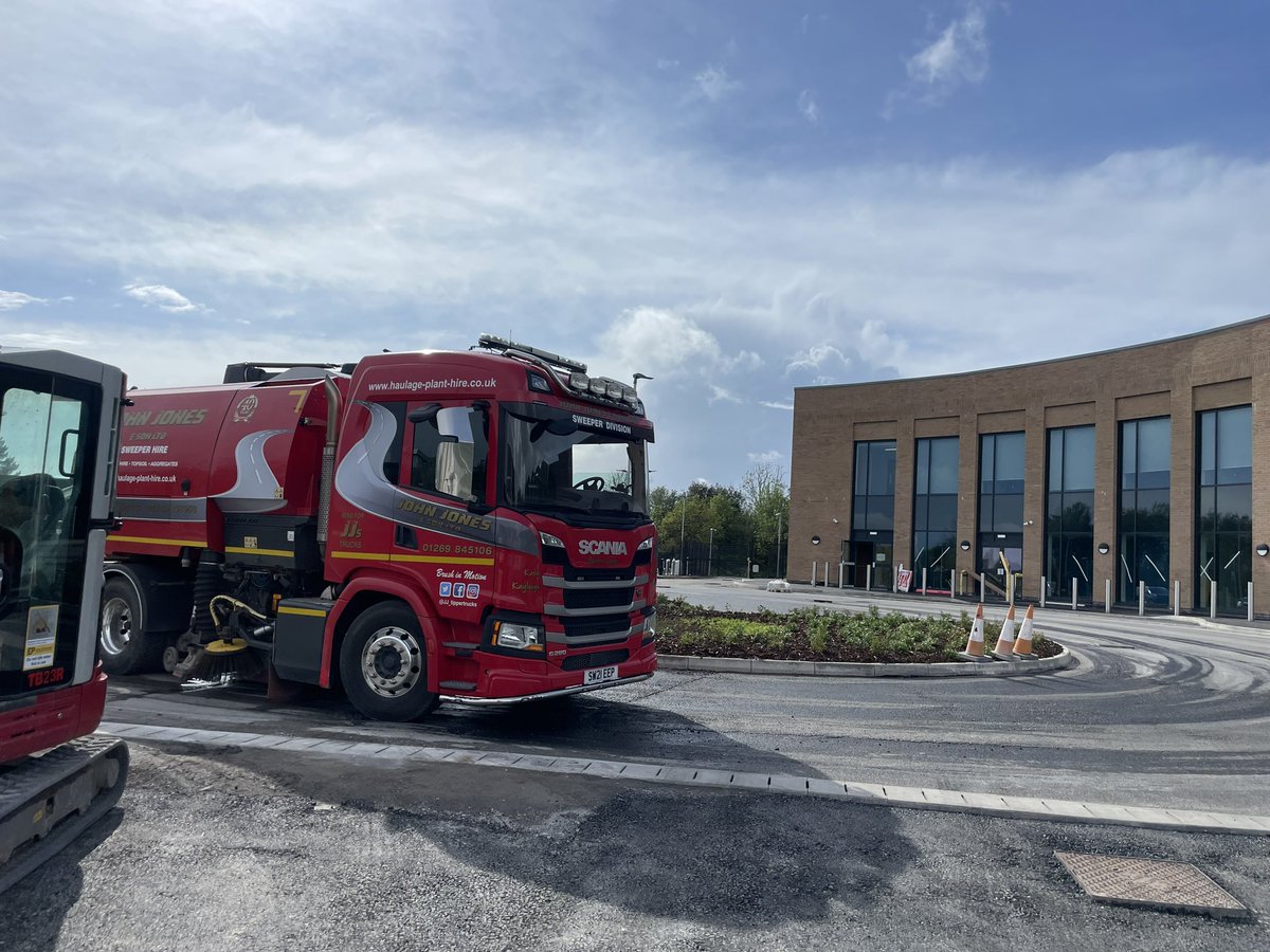 Our road sweepers are applying the finishing touches to the new impressive Police Custody Suite in Dafen this week. Thanks to Martin for the photos 🫧🧹👌